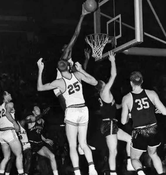 九游体育:NBA球星自传:讲述张伯伦的传奇生涯的简单介绍 九游体育:NBA球星自传:讲述张伯伦的传奇生涯的简单介绍