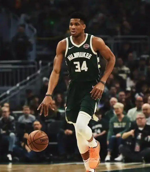 包含九游体育:雄鹿队字母哥：希腊怪兽，统治攻防两端的词条