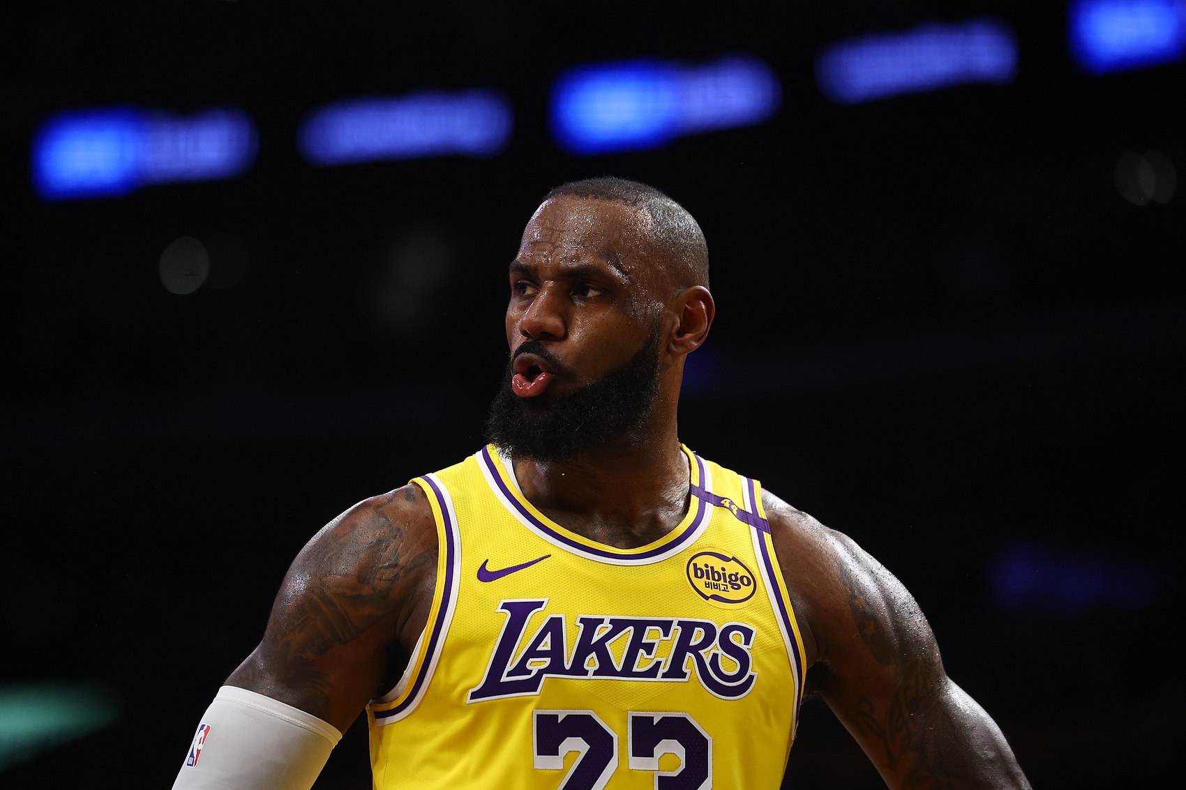 九游体育：湖人队战术调整：如何最大化利用戴维斯的内线优势？的简单介绍