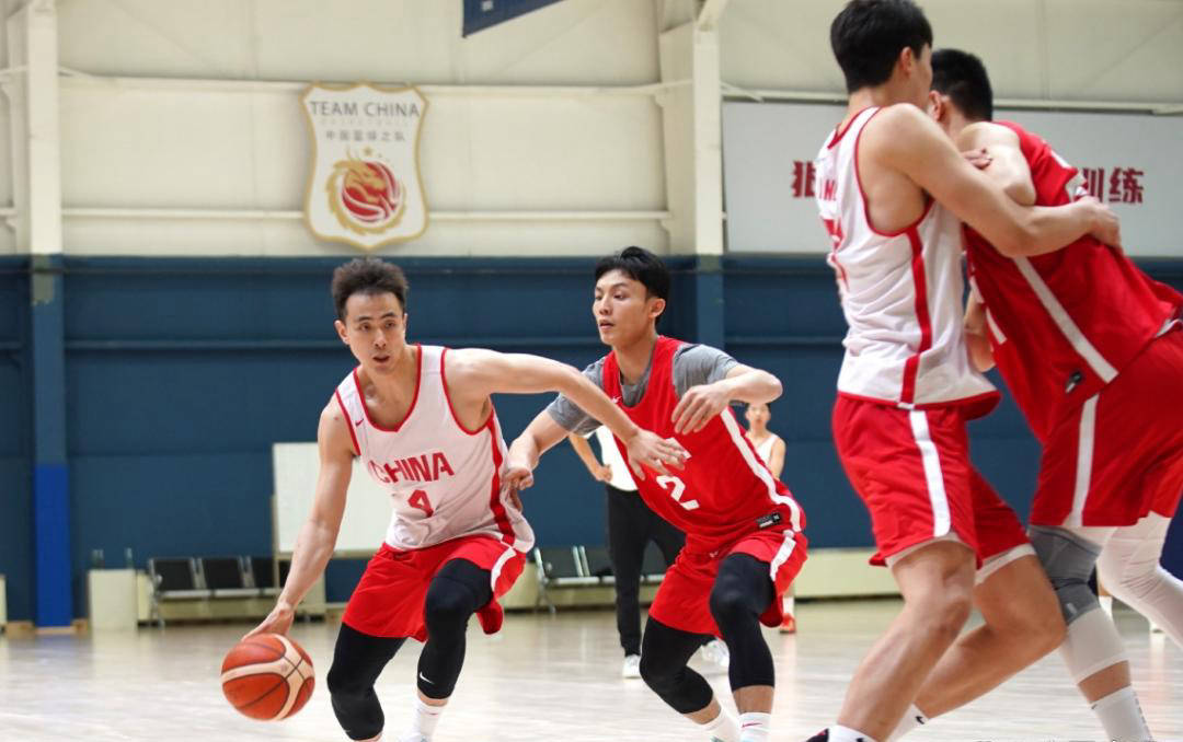 九游体育：中国男篮热身赛观察：新阵容的化学反应与问题
