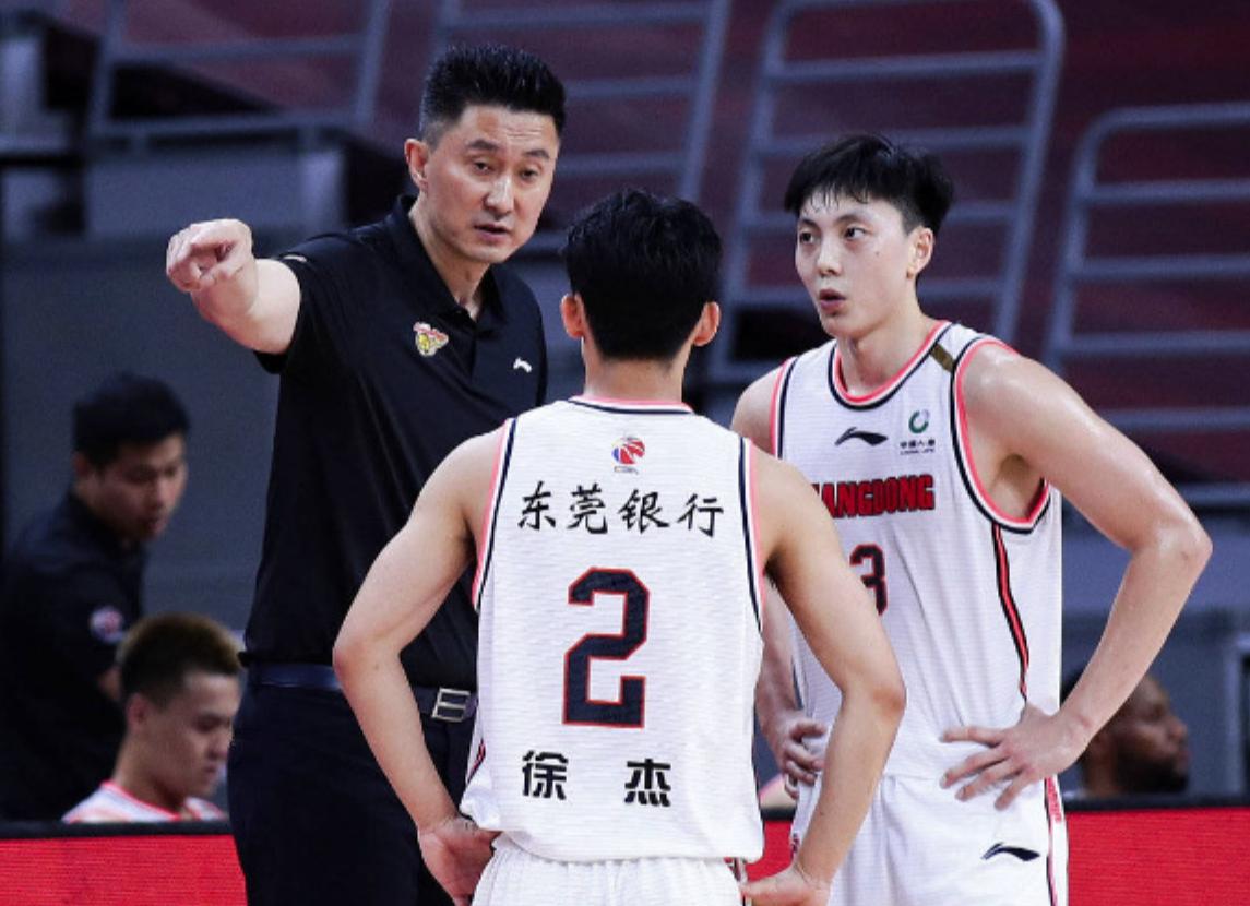 九游体育：中国男篮历史上的争议判罚：回顾那些引发热议的瞬间的简单介绍