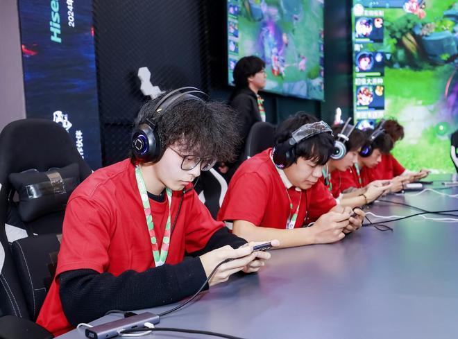 九游体育:电竞搞笑挑战赛：明星与主播同台竞技，笑声不断