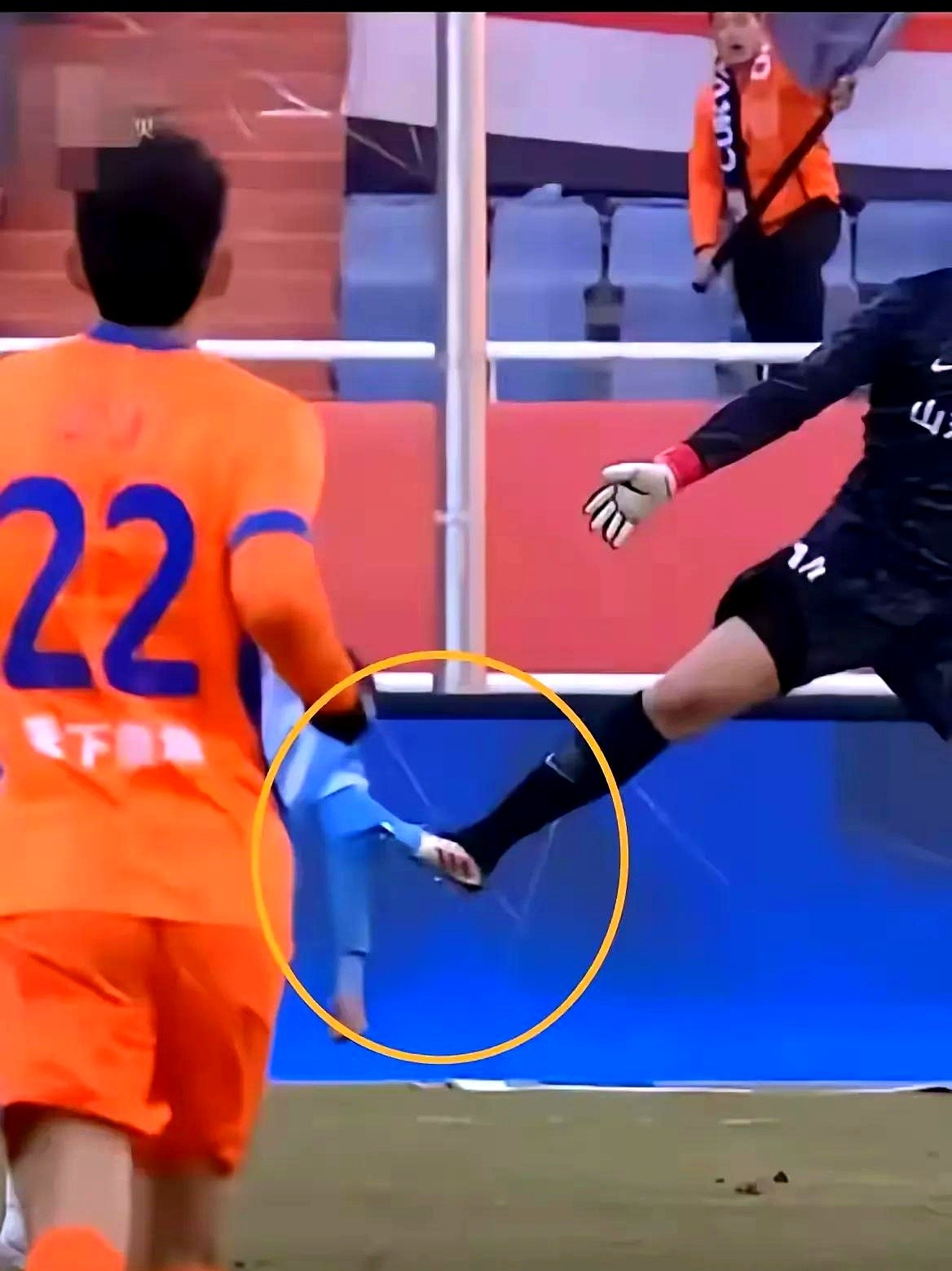 包含九游体育:中超裁判“VAR”回放五分钟，球迷：这时间够我泡一桶泡面了！的词条