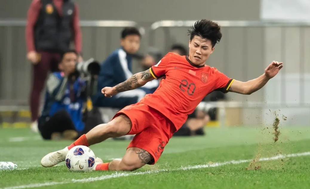 包含九游体育:年轻门将韩佳奇“黄油手”,球迷:这球也能“漏”?的词条 包含九游体育:年轻门将韩佳奇“黄油手”,球迷:这球也能“漏”?的词条