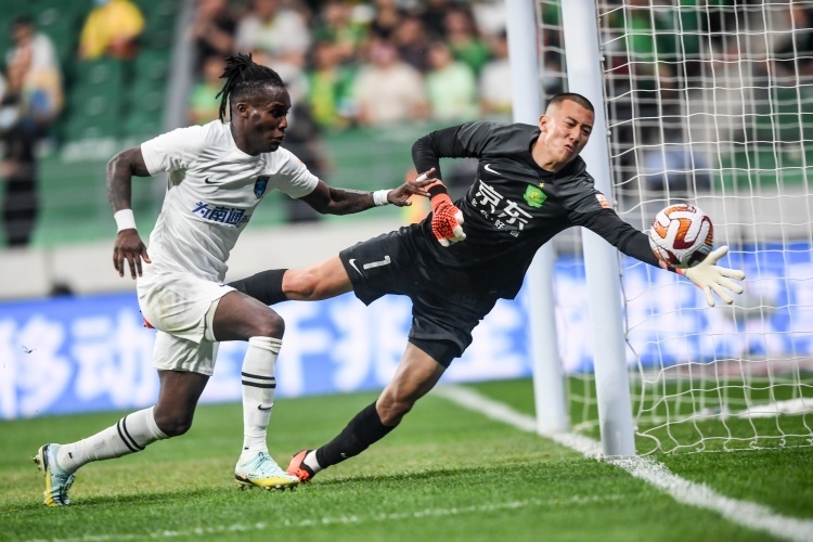 九游体育:年轻门将韩佳奇：在比赛中扑出关键球，帮助球队保住胜利