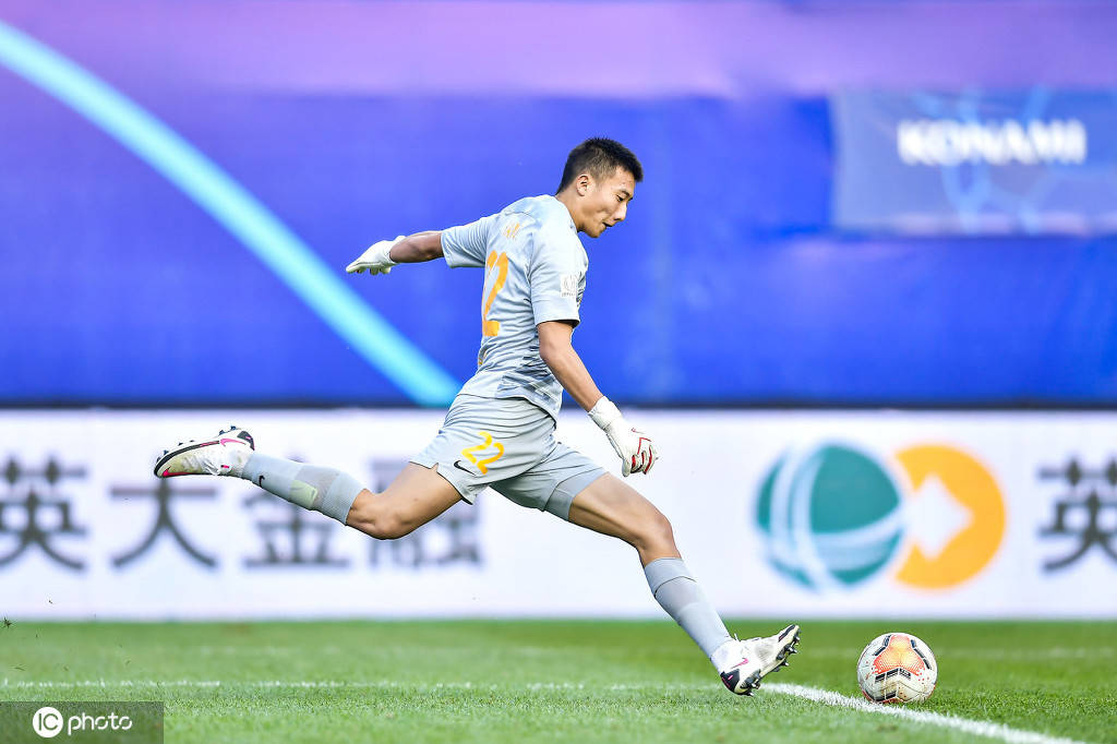 九游体育:韩佳奇：门将技术与心理素质的提升策略：训练方法与实战应用：基于认知心理学