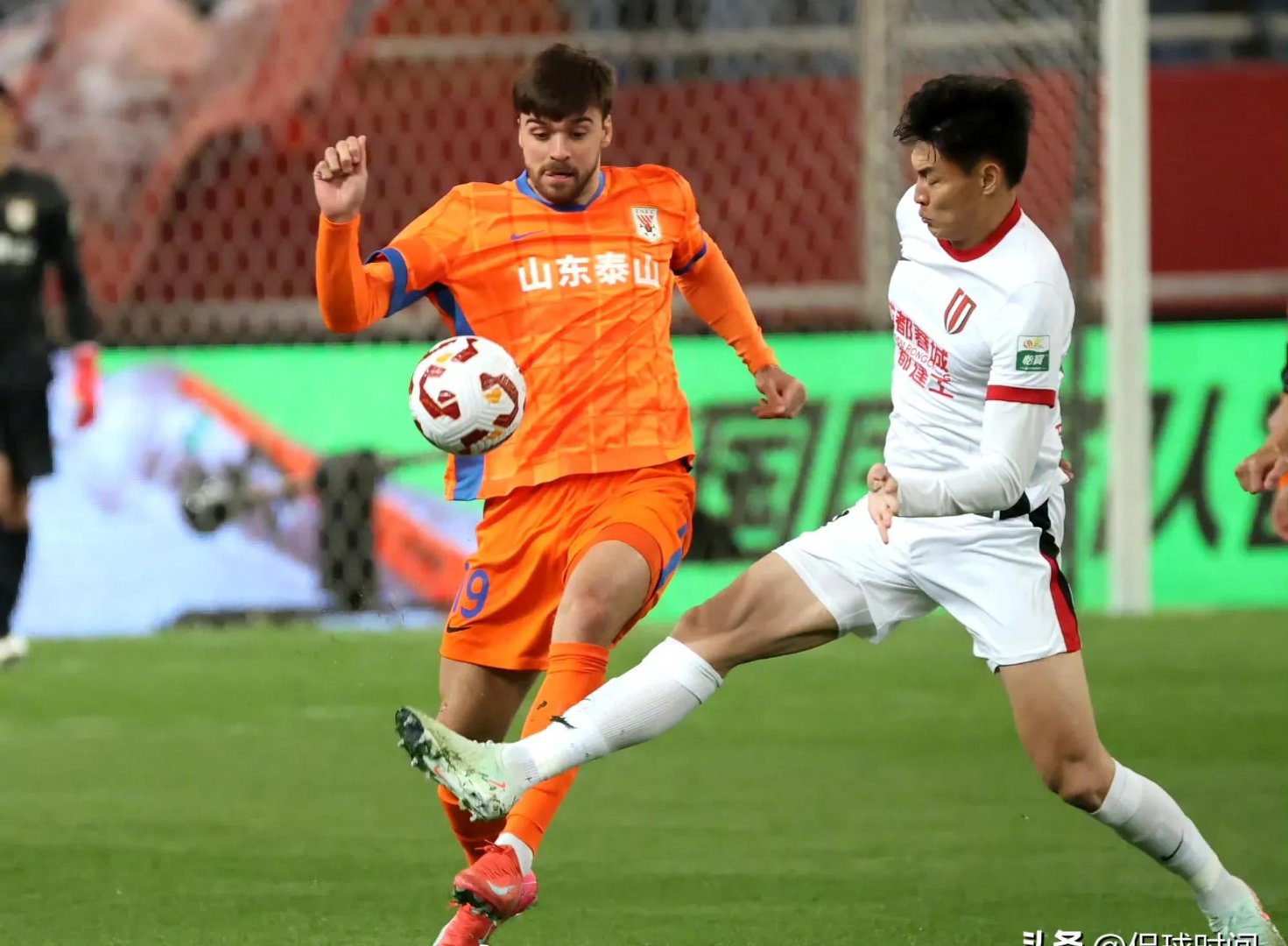 九游体育:山东泰山队“稳定”成“平庸”,球迷:卫冕冠军也开始摆烂了?的简单介绍 九游体育:山东泰山队“稳定”成“平庸”,球迷:卫冕冠军也开始摆烂了?的简单介绍